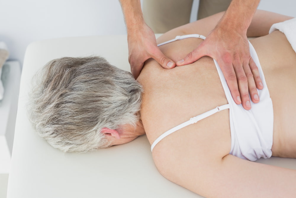 Mobile Lymphdrainage – Behandlung am Rücken